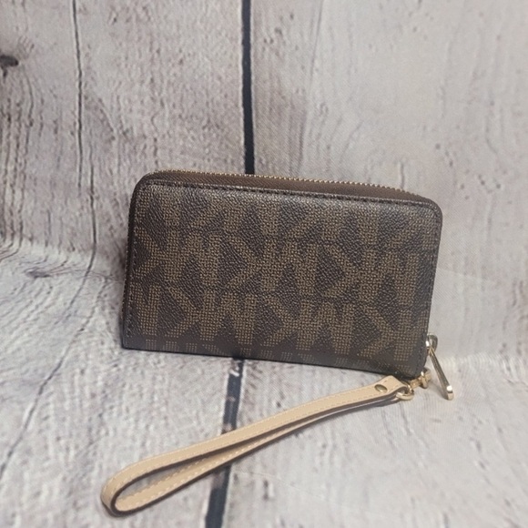Michael Kors Jet Set Monogram Brown Wristlet - Picture 2 of 10